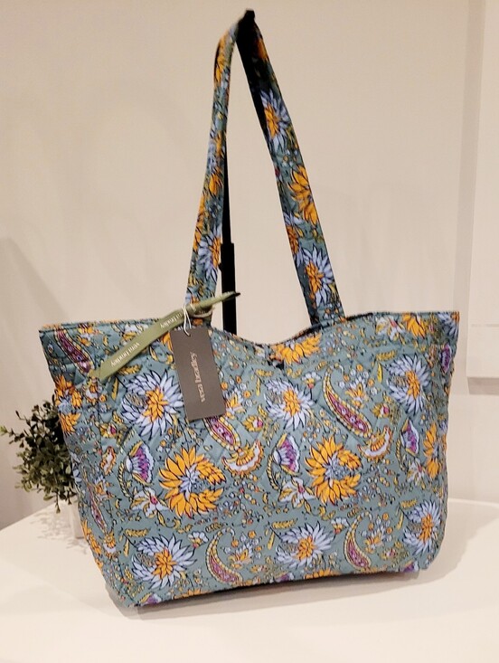 Vera Bradley Handbags - Vera Bradley Quilted Gemstone Paisley